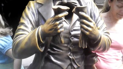 Если засунуть руку в карман, то можно нащупать .яй. (ПРИКОЛ)