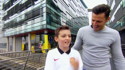 Mark Wright surprises Man Utd fan on The Dengineers CBBC