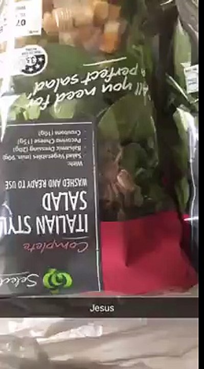 une araignée impressionnante et vivante dans son sachet de salade