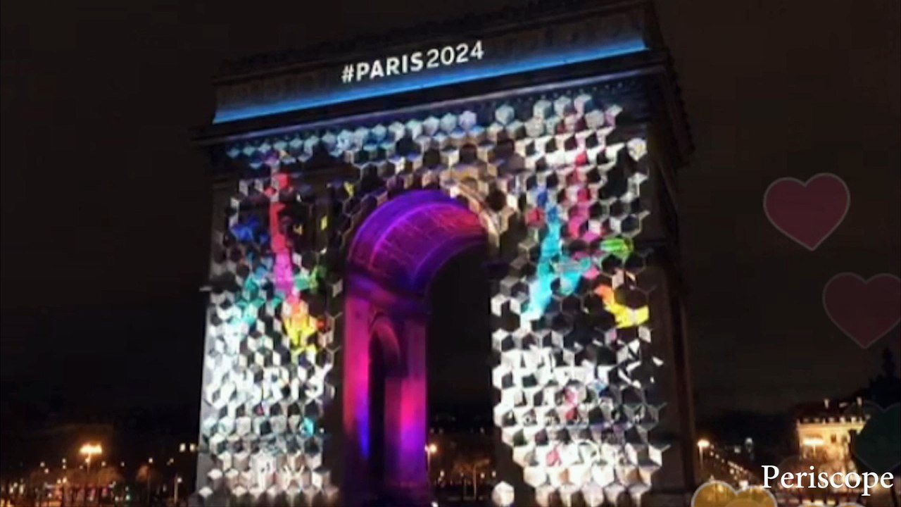 Revivez l'arc de triomphe dévoilant le logo de...