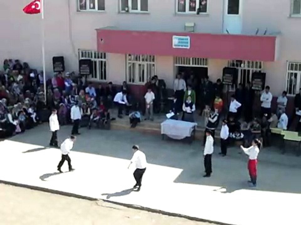 adiyaman besni güzelyurt ilkogretim okulunda 23 nisan kutlamalari