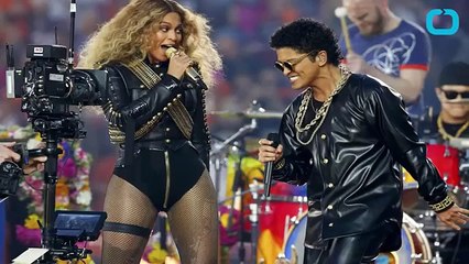 Gwyneth Paltrow Gives Blue Ivy Carter a Big Kiss on the Cheek During Super Bowl 50 (FULL HD)