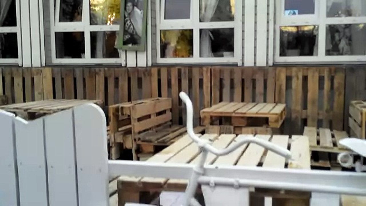 Ресторан (оригинальная работа дизайнера. столы из поддонов)