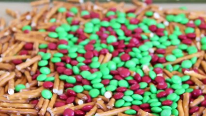 HOW TO MAKE PEPPERMINT BARK CHOCOLATE