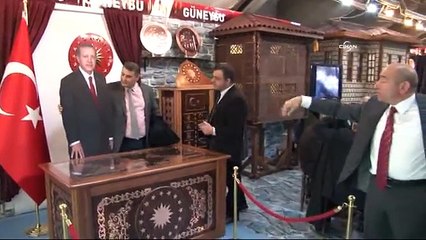 Cumhurbaşkanı Erdoğan’ın maketine dokunarak fotoğraf çektirmek yasak