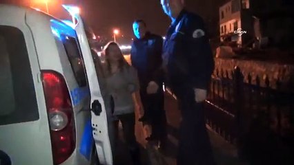 Alkollü kadının düştüğü haller kamerada