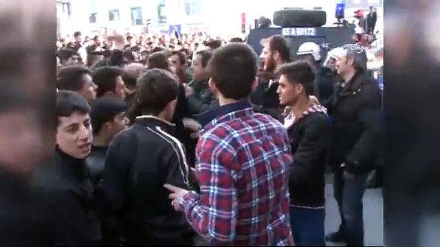 Sokak ortasında karısını vuran şahsı, polis linç edilmekten kurtardı