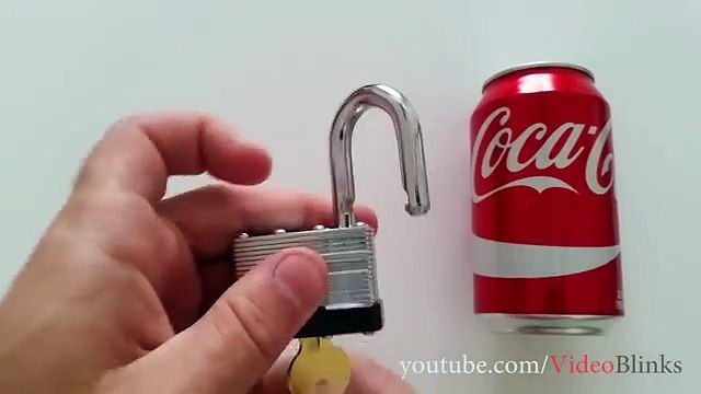 WOW! On n'aurait JAMAIS pensé utiliser ce simple objet pour ouvrir un cadenas dont on a perdu la clé...