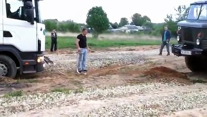 ГАЗ 66 вытягивает гружённую фуру