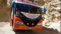 Mira como este bus pasa por una de las rutas mortales del Perú