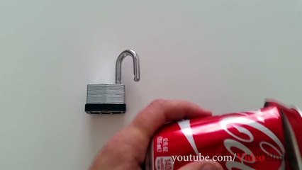 Ouvrir un cadenas avec une canette de coca