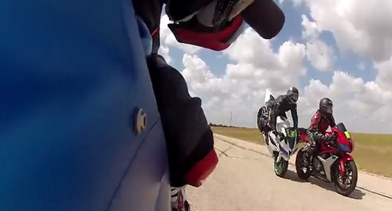 Un motard appuie trop fort sur le frein d'une moto