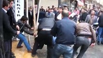 Bir polis, eylemcinin kafasına ayağıyla bastı, iki polis de tekmeledi