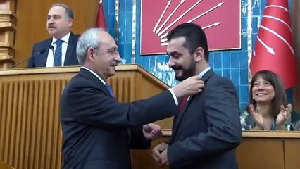 Kılıçdaroğlu, Dursun Çiçek'e rozet taktı