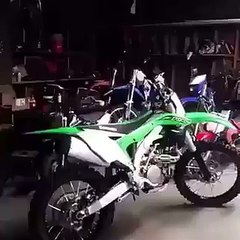 Sa blonde lui achète une moto , sa réaction est hilarante!