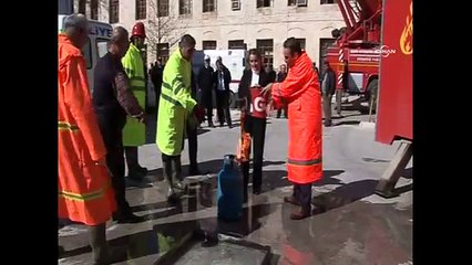 Yangın tatbikatında az kalsın yüzünü yakıyordu