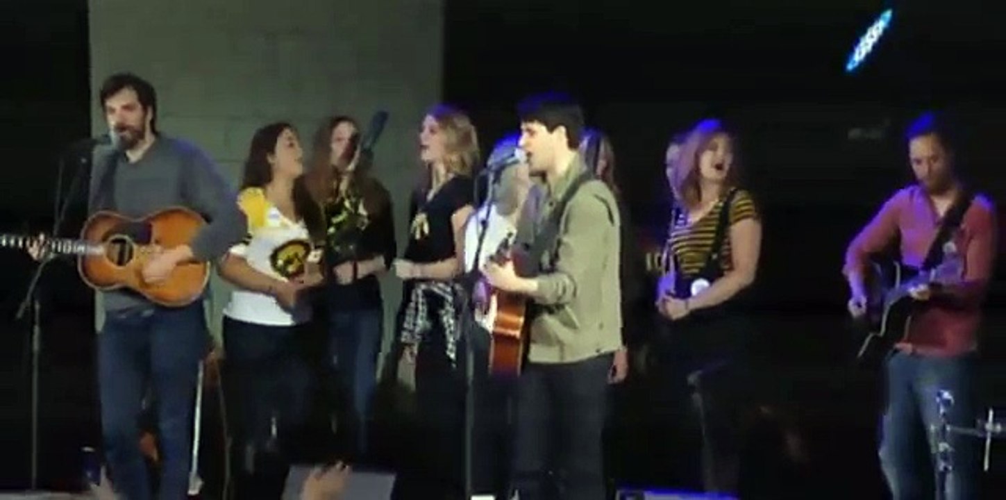 Bernie Sanders sings with Vampire weekend (This land is your land)