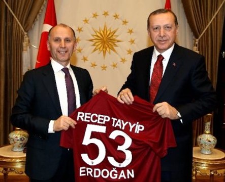 Trabzonspor Başkanı Usta, Erdoğan'a Forma Hediye Etti
