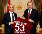 Trabzonspor Başkanı Usta, Erdoğan'a Forma Hediye Etti