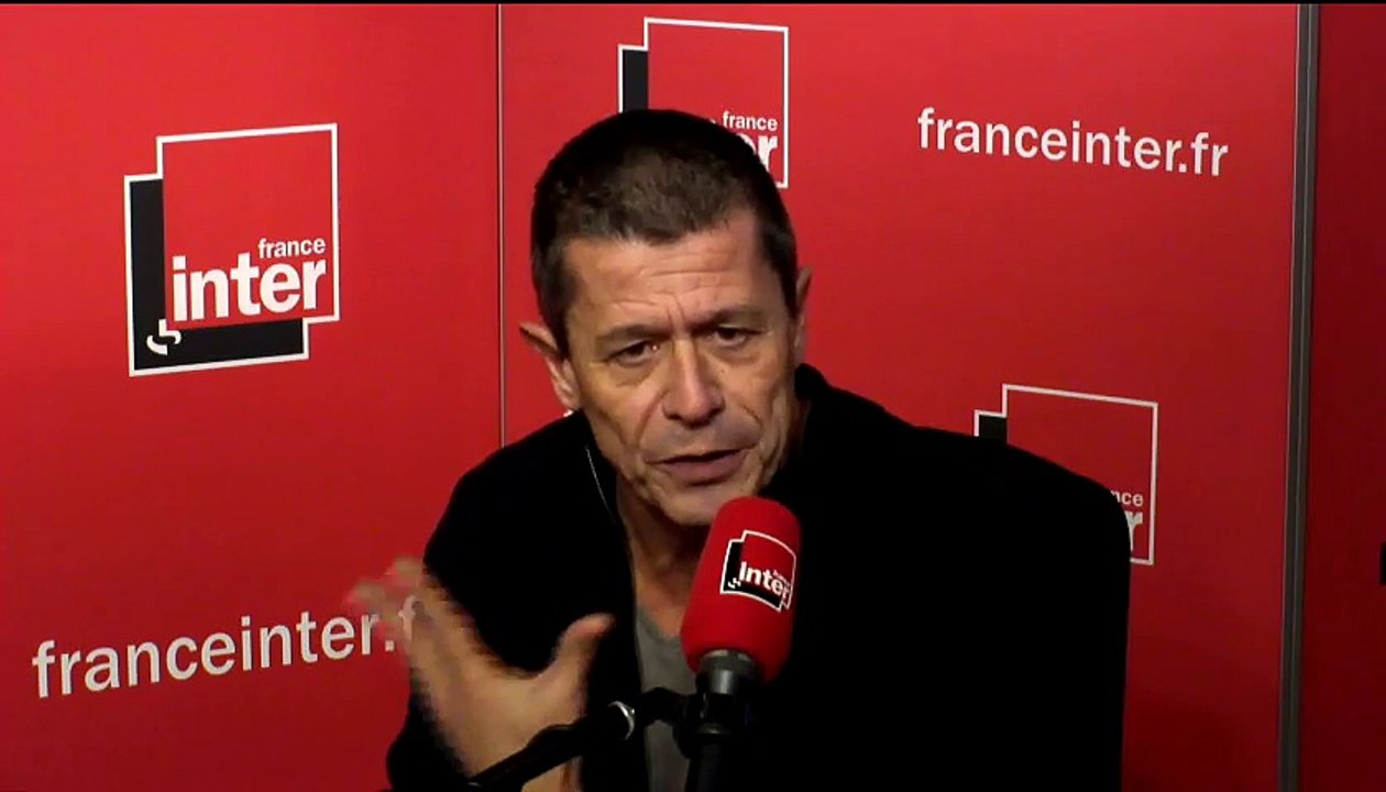 Emmanuel Carrère : "Migrants, Calaisiens... la situation est terrible (et pourrait se raconter dans un livre)"