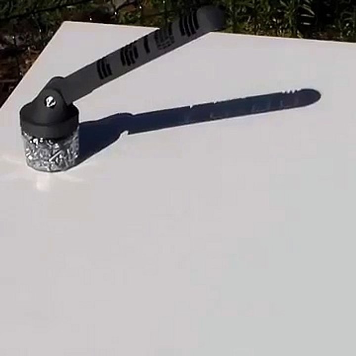 Un cadran solaire imprimé en 3D affiche l'heure avec des chiffres digitaux