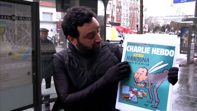 Déguisé en moustique, Cyril Hanouna réagit à la Une de Charlie Hebdo