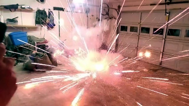 Garajın İçinde Havai Fişek Patlattılar