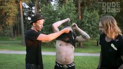 İnsan Vücudunu Dart Tahtasına Çevirip Yarışma Yapmak