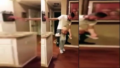 İzlemekten Büyük Keyif Alacaksınız_ Omuzlarında İnsan Taşıyan Bebek Kostümü