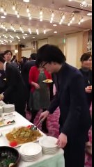 I think this guy has change the way of eating buffet