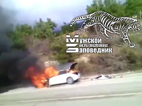 Не проехал мимо и помог даже не задумываясь. Красавчик