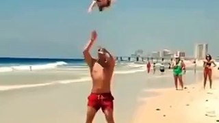 Папа с девочкой на пляже