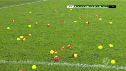 Dortmund : une pluie de balles de tennis pour protester !