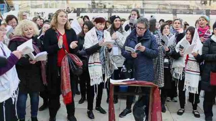 Mujeres se reúnen en el Muro de las Lamentaciones tras permitir Israel el rezo igualitario
