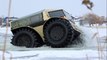4x4 amphibie russe s'amuse sur sur un lac gelé