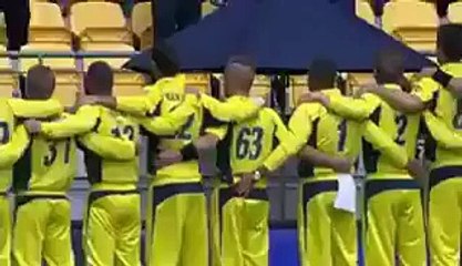 See How Usman Khawaja is Trying to Distract David Warner on LIVE Tv