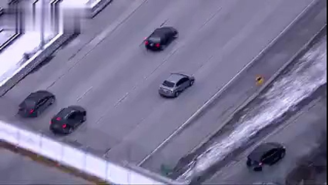 Police pursuit ends in crash, suspects escape on foot