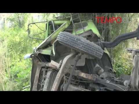 Truk Foso Tabrak Truk di Depannya sampai Nyungsep