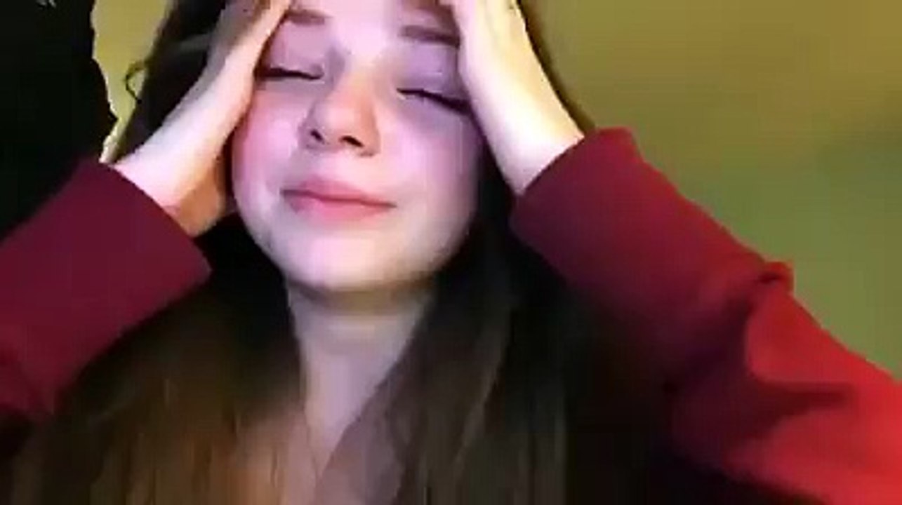 Elle pleure après avoir écouté Christine and the Queens feat Booba !