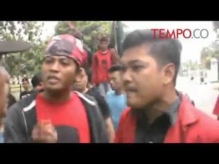 Demo Ricuh, Bentrokan Dipicu Lemparan Telur Busuk
