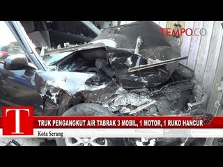 Video herunterladen: Truk Pengangkut Air Tabrak 3 Mobil, 1 Motor, 1 Ruko Hancur