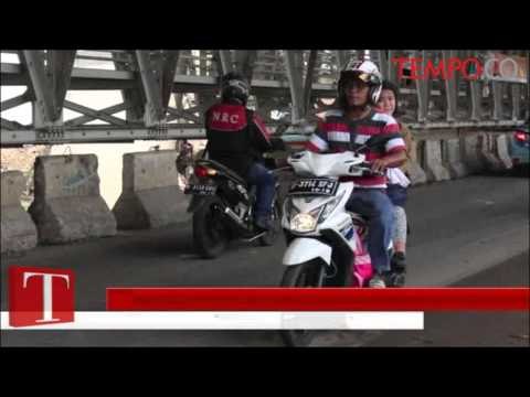 Pasca-Banjir Kiriman, Tumpukan Sampah Kayu Hambat Arus Sungai Ciliwung