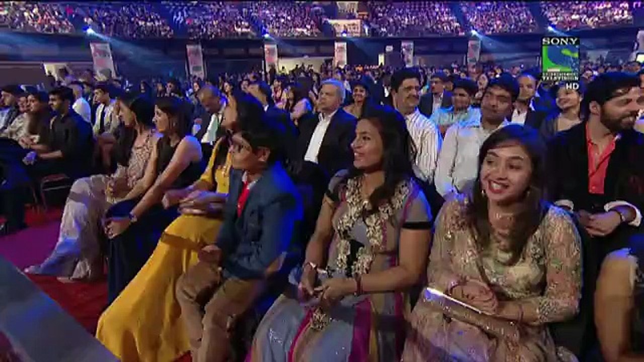 Shahrukh Khan and Kapil Sharma Badly Making Fun of Salman KhanSong in Front of Him