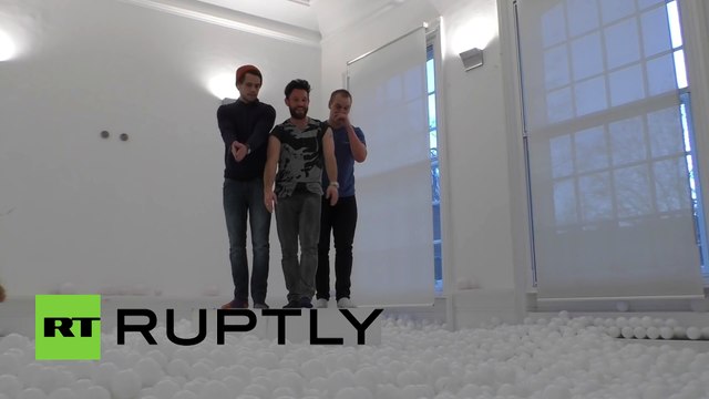 В Лондоне открылся бассейн с шариками для взрослых