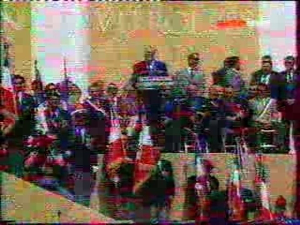 Quand Jean Marie Le Pen fait huer les skins