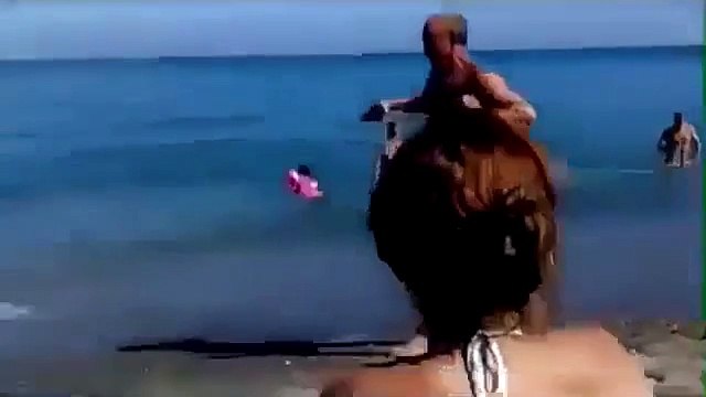 Такого ВЫ ЕЩЕ не видели ! Супер прикол на пляже, дедуль ты куда?