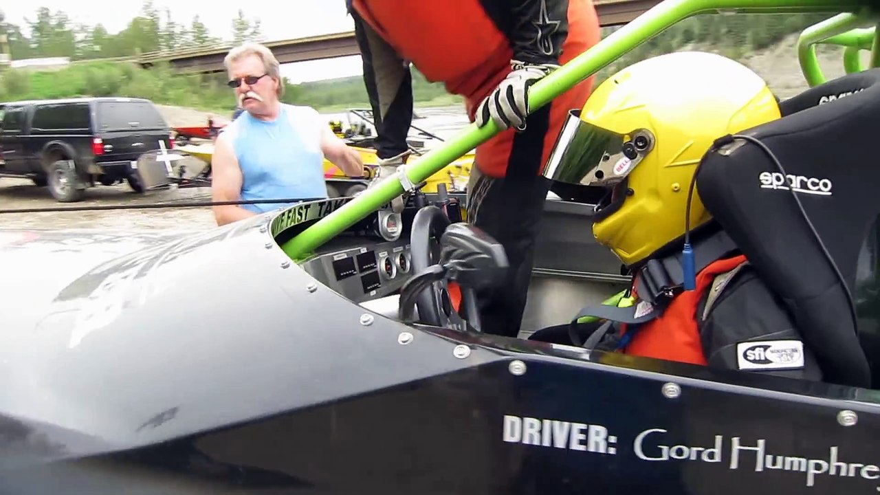 Bateau de course avec un moteur de jet : surpuissant