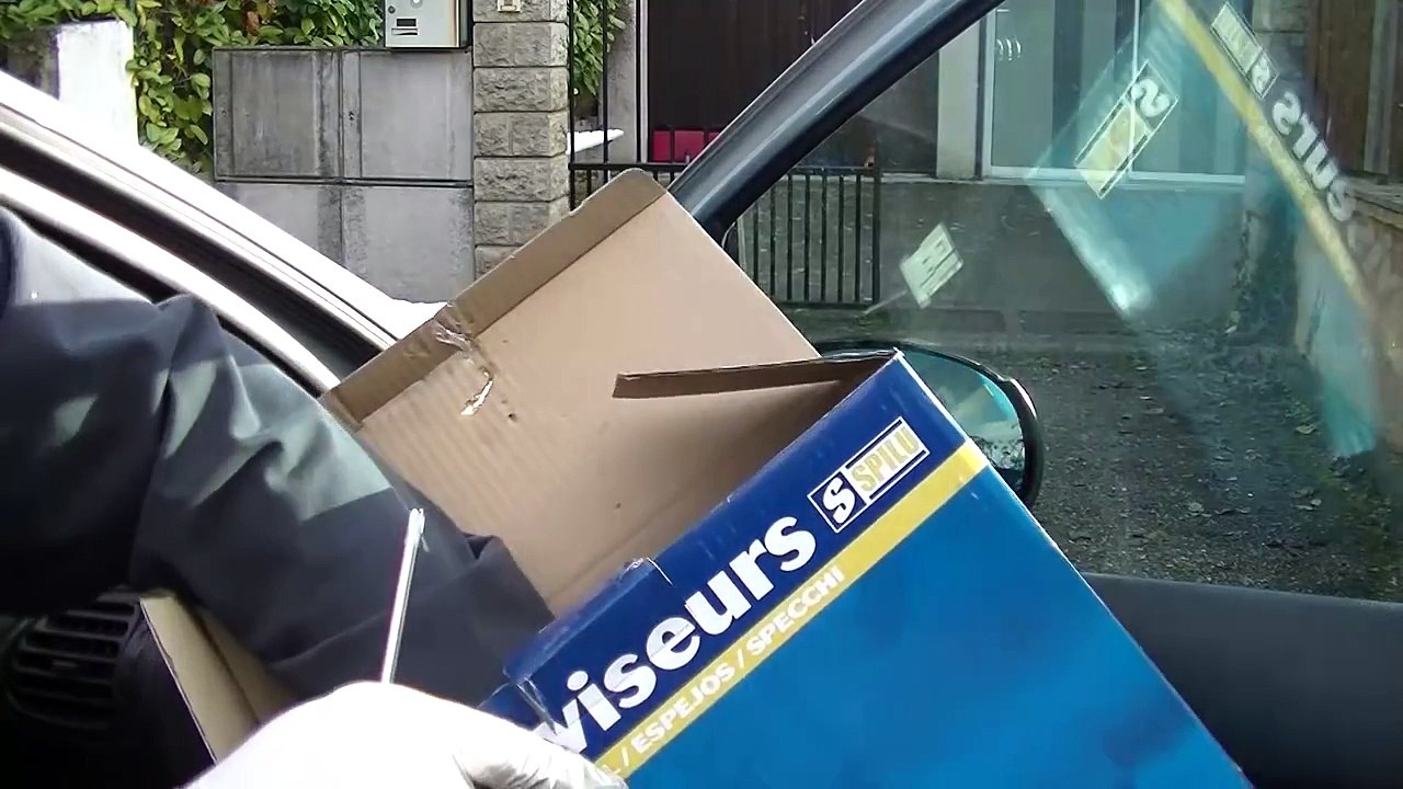 Méthode rapide pour changer un rétroviseur de voiture