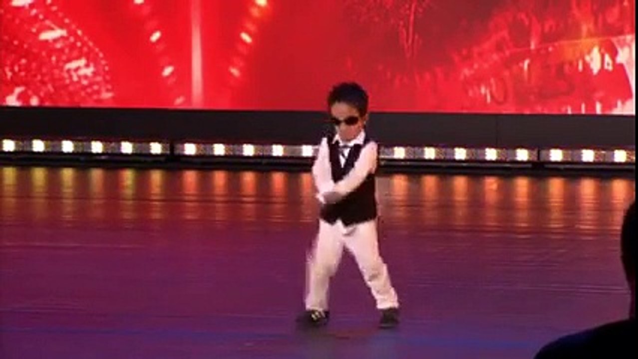 Are 4 ani și dansează pe Gangnam Style cum nu ai văzut vreodată!
