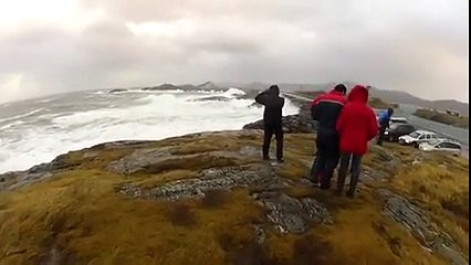 Cea mai periculoasă șosea din lume! Ai avea curaj să treci cu mașina_